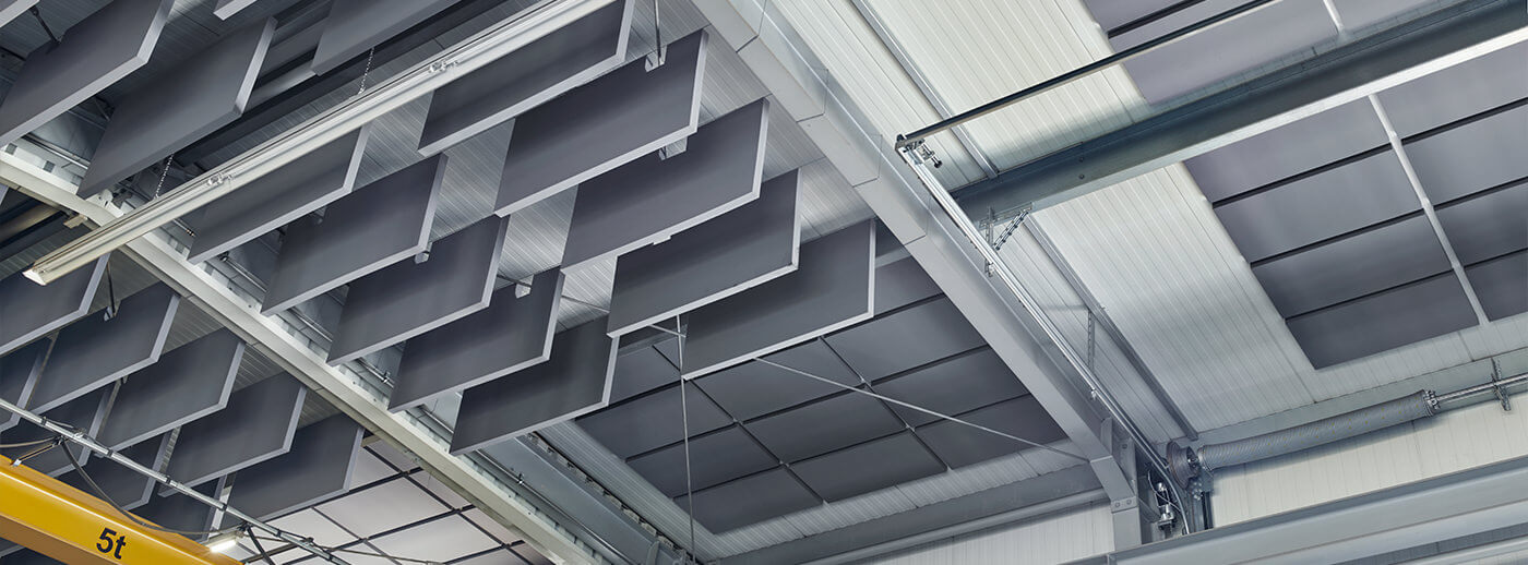 Panneaux d'insonorisation FLEX Industry sur le plafond d'un hall