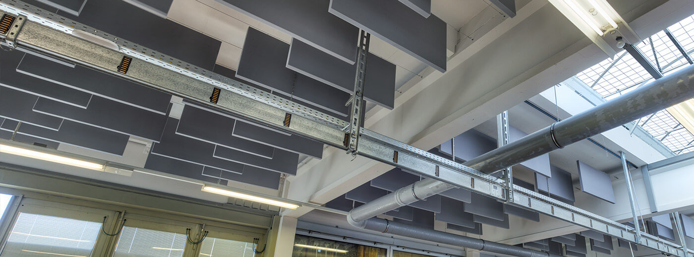 Baffles acoustiques flottantes dans un atelier