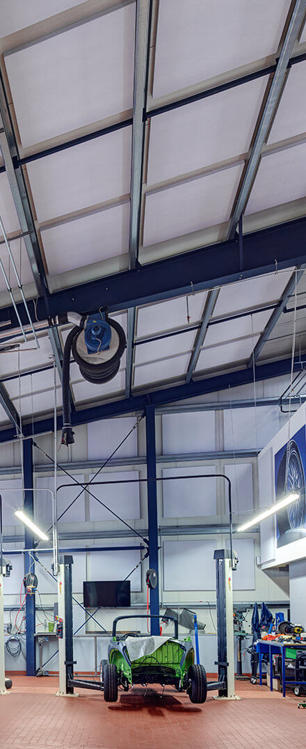 Panneaux d'insonorisation FLEX Industry au plafond d'un atelier
