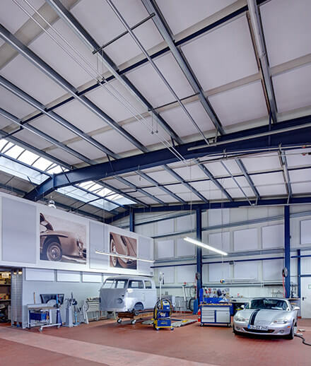 Panneaux d'insonorisation FLEX Industry au plafond d'un atelier