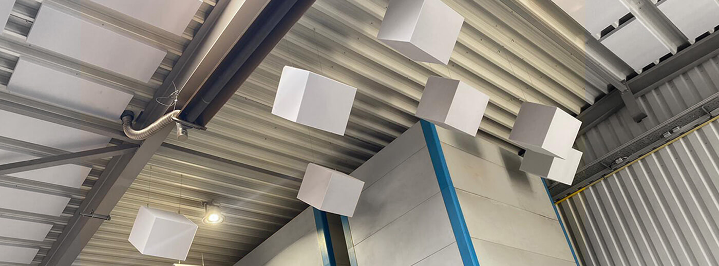 Panneaux d'insonorisation FLEX Industry sur le plafond de l'atelier
