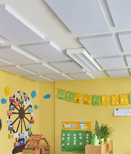 Absorbeur de bruit FLAT Plus au plafond d'un jardin d'enfants