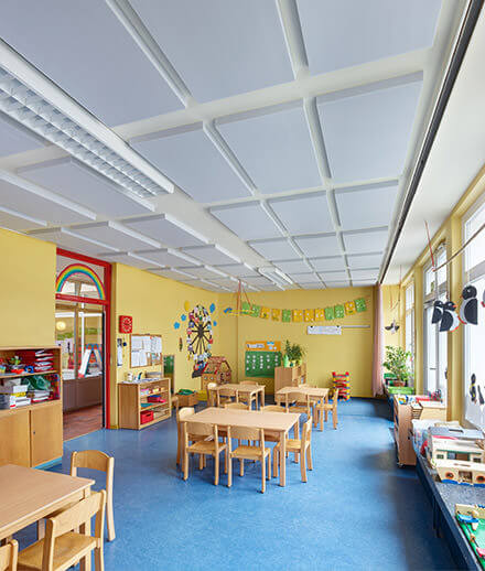 Absorbeur de bruit FLAT Plus au plafond d'un jardin d'enfants
