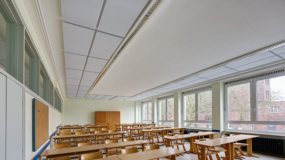 Absorbants acoustiques plats avec classe de protection incendie DIn4102 B1 dans une salle de classe