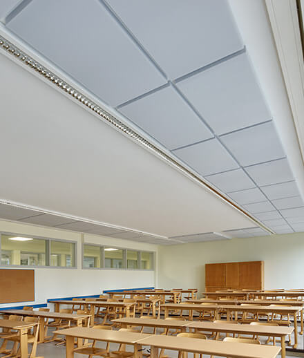 Absorbeur de bruit avec classe de protection contre l'incendie DIN4102 B1 dans une école