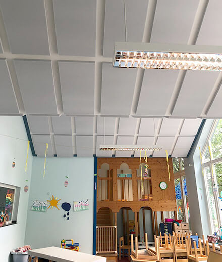 Absorbeur de bruit FLAT Plus au plafond d'un jardin d'enfants