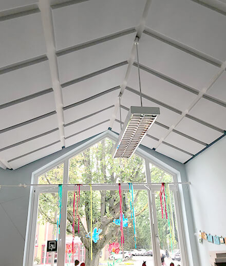 Absorbeur de bruit FLAT Plus au plafond d'un jardin d'enfants