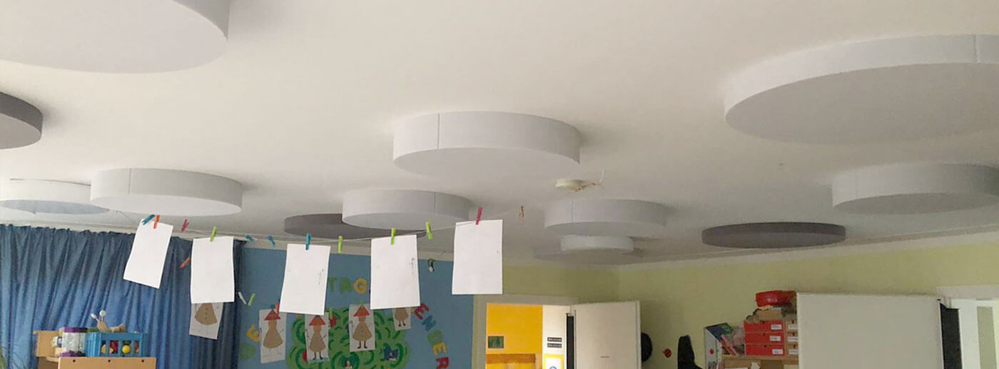 Absorbeur de bruit avec classe de protection contre l'incendie DIN4102 B1 dans un jardin d'enfants