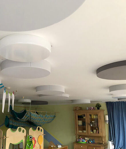 Insonorisation d'un jardin d'enfants avec le kit de plafonds acoustiques aixFOAM