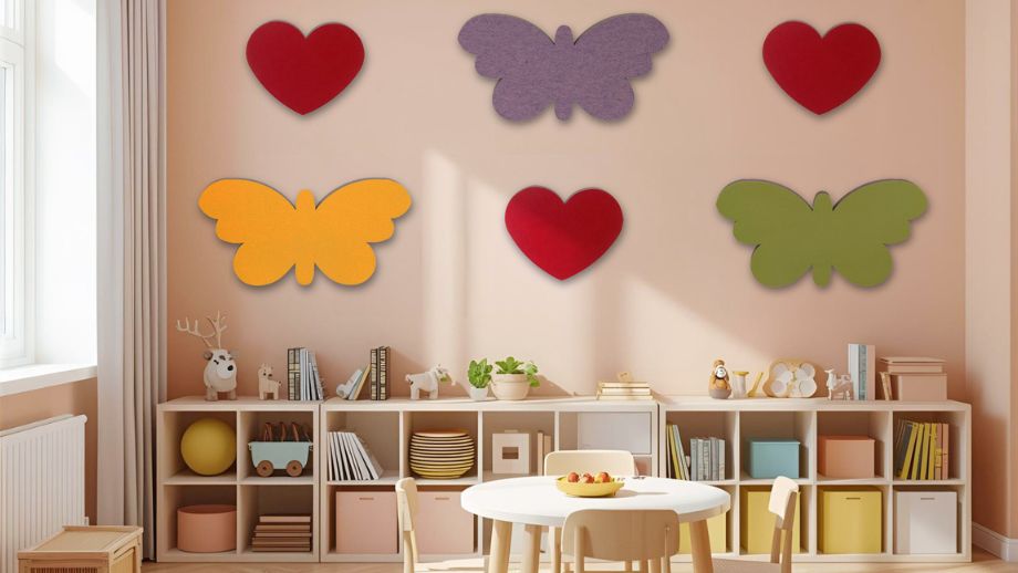 Cœurs et papillons colorés utilisés comme absorbeurs acoustiques sur un mur dans une crèche