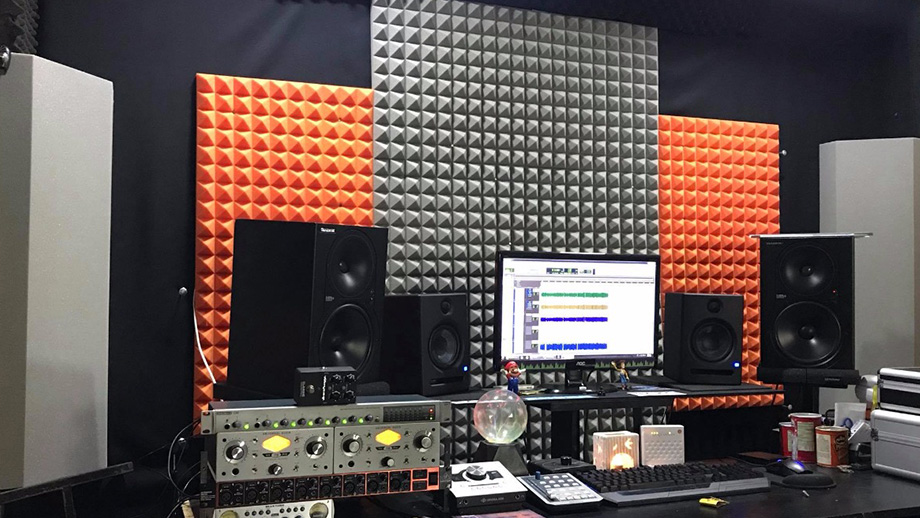 Soundproofing studio with GIZA pyramid absorbers