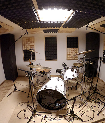 aixFOAM drum insulation set in a rehearsal room