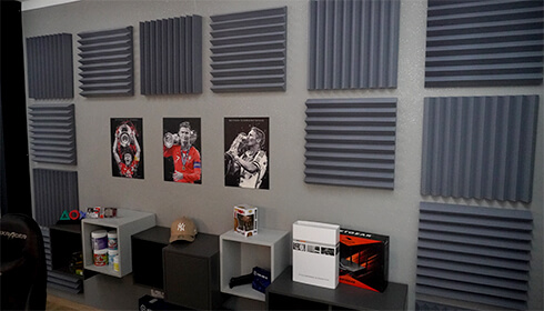 aixFOAM ROW Tiles sur le mur de la salle de jeu