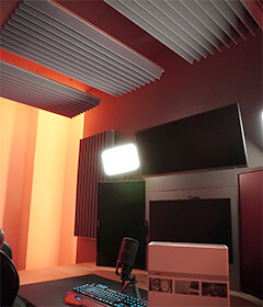 aixFOAM ROW Tiles au mur et cassettes suspendues (upFRAME) au plafond