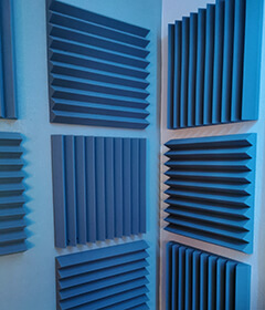 Absorbeur triangulaire aixFOAM en cassette de montage/de suspension (upFRAME) au mur et au plafond