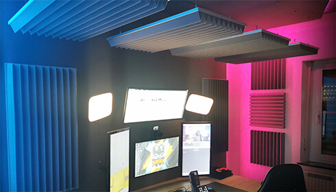 Les absorbeurs triangulaires aixFOAM en cassettes de montage/de suspension et en dalles ROW optimisent l'acoustique dans les salles de jeux.