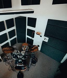 Coin batterie avec absorbeurs muraux et de basses aixFOAM