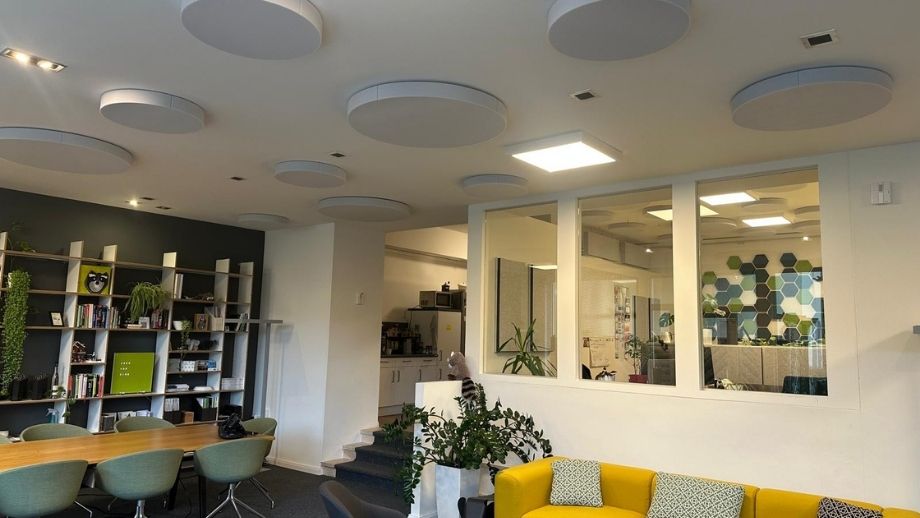 Absorbeur de plafond aixFOAM STICKY Drop dans un bureau