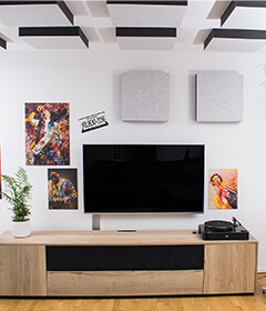 Absorbeurs de son aixFOAM auto-adhésifs sur les murs et plafonds d'un studio hi-fi