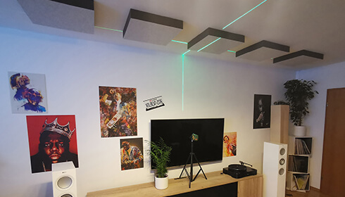 Absorbeurs acoustiques auto-adhésifs (STICKY) au plafond d'un studio hi-fi