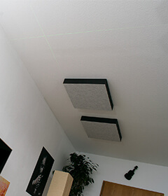 Absorbeurs de son auto-adhésifs (STICKY) au plafond dans le studio hifi